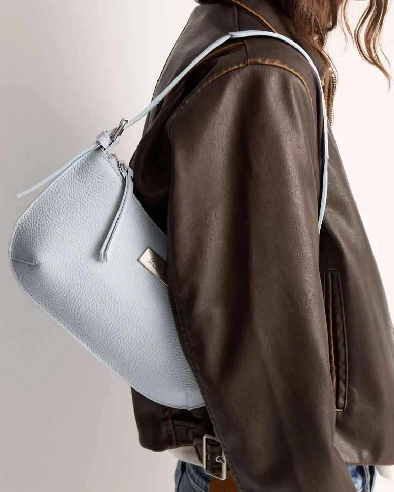 Cartera de hombro de cuero graneado de la línea Mia de Prüne en Bolsos y Carteras para argentina