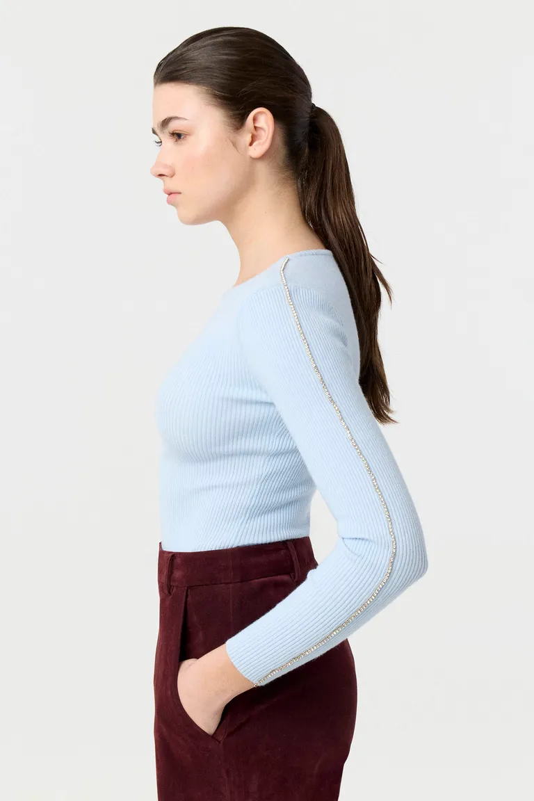 Sweater tejido de calce anatómico con mangas largas y detalles de strass de Markova en Buzos y Sweaters para argentina