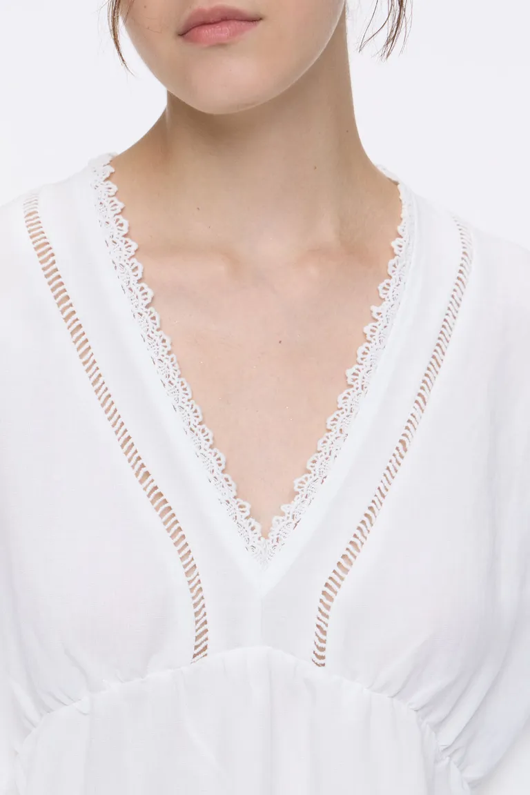 Blusa con escote en V, mangas acampanadas y detalle de puntilla en cuello y mangas de Cuesta Blanca en Blusas para argentina