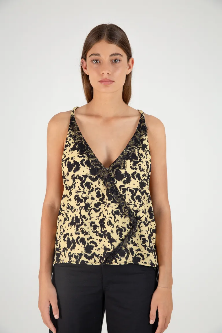 Top estampado con escote en V y detalles de puntillas para un look femenino y elegante de Naíma en Tops para argentina