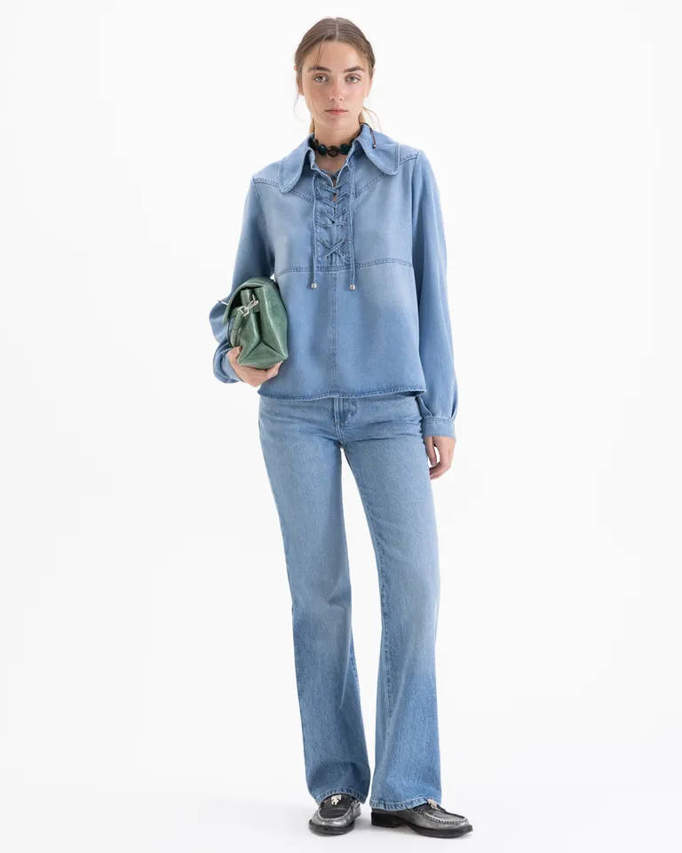 Camisa de manga larga con cordón ajustable y cuello clásico en frente de Jazmin Chebar en Camisas para argentina