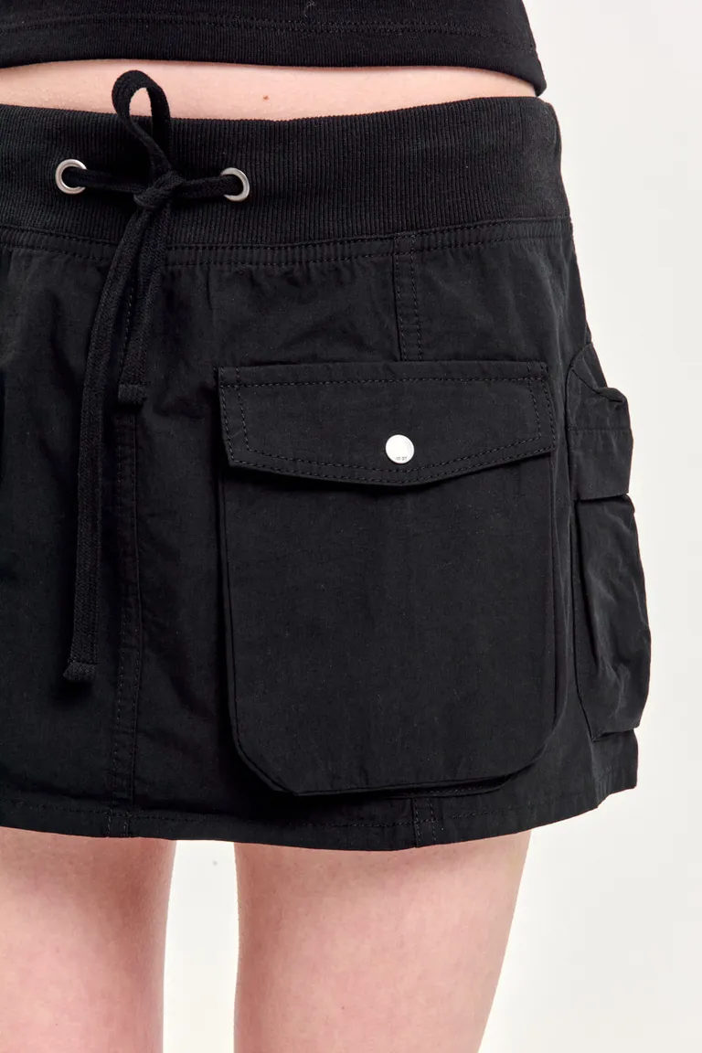 Falda de gabardina negra con cintura ajustable y bolsillos prácticos de 47 Street en Faldas para argentina