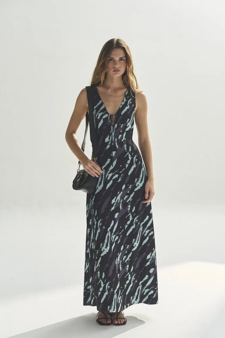 Vestido estampado en tonos neutros, ideal para lucir un look elegante y femenino de Akiabara en Vestidos para argentina