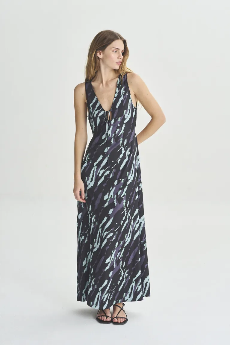 Vestido estampado en tonos neutros, ideal para lucir un look elegante y femenino de Akiabara en Vestidos para argentina