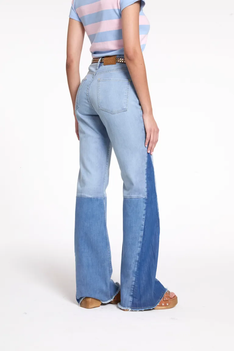 Pantalones de mezclilla de corte flare con detalles de lavado de Justaosadia en Pantalones para argentina