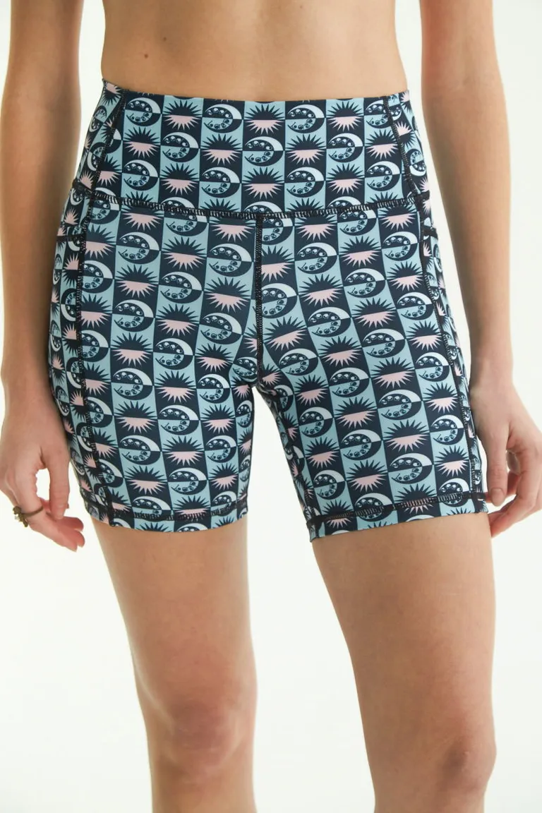 Biker deportiva tiro alto ajustada con diseño geométrico y costuras planas de Las Pepas en Shorts para argentina