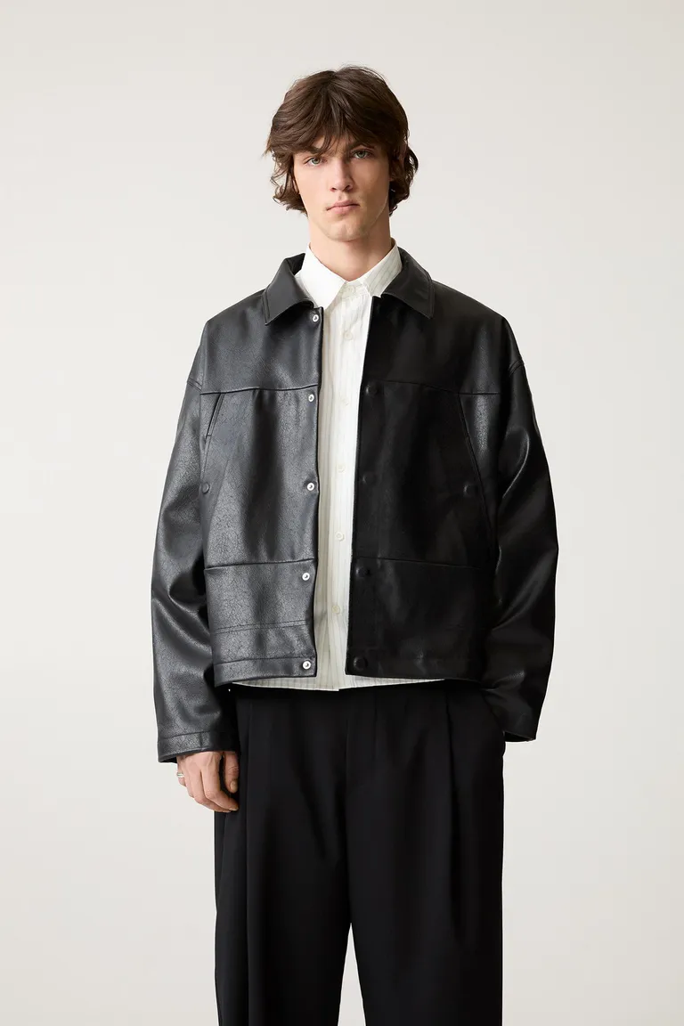 Campera simil cuero boxy de Pull&Bear en Abrigos y Camperas para argentina