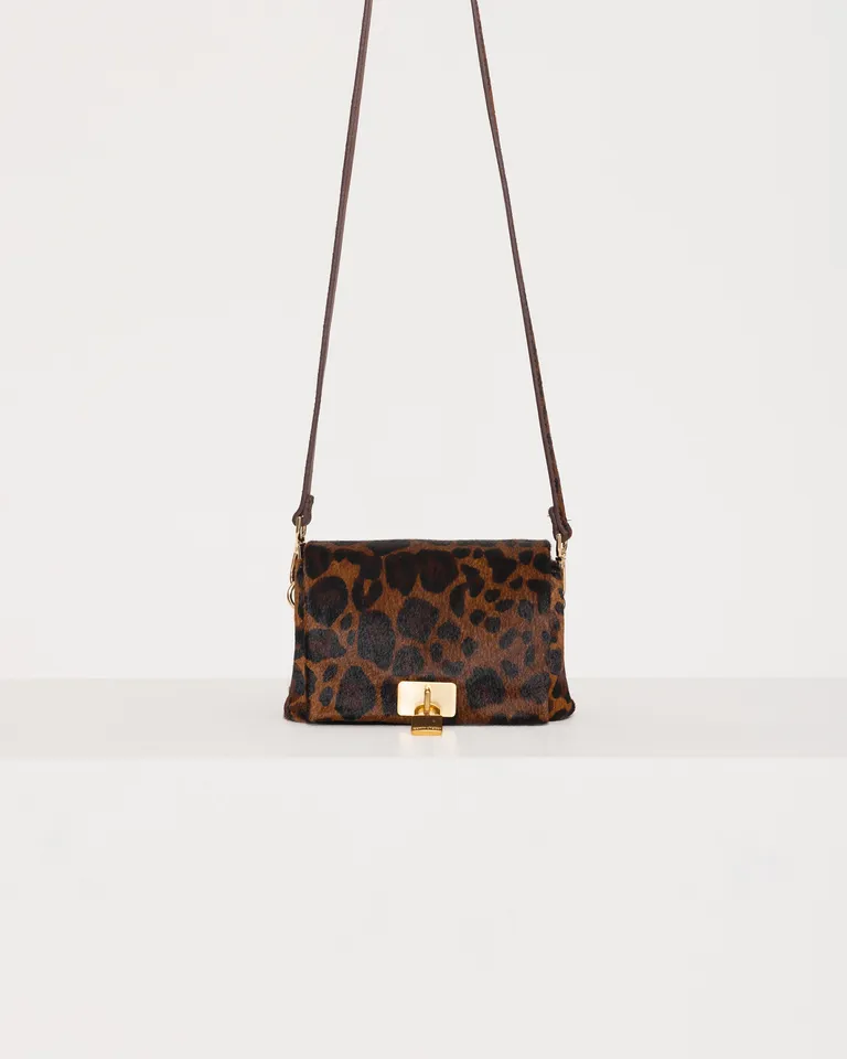 Bandolera de cuero vacuno con diseño exclusivo y cierre magnético de Jazmin Chebar en Bolsos y Carteras para argentina