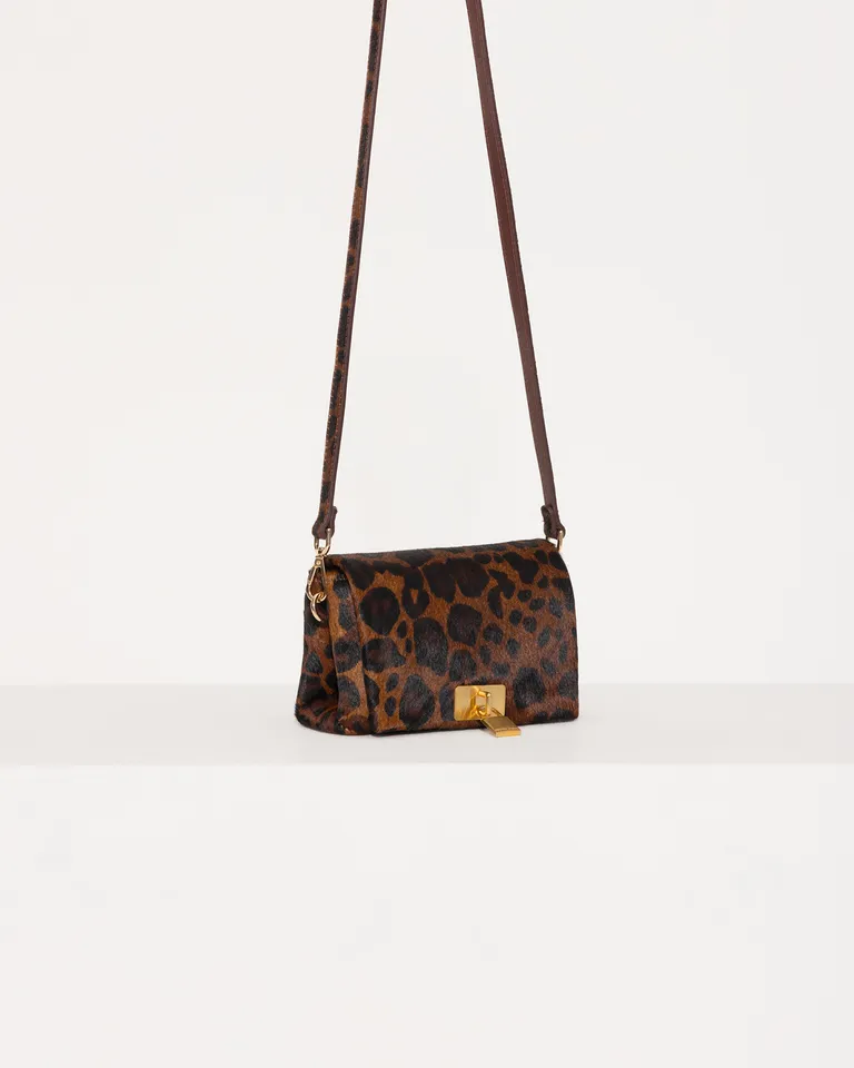 Bandolera de cuero vacuno con diseño exclusivo y cierre magnético de Jazmin Chebar en Bolsos y Carteras para argentina