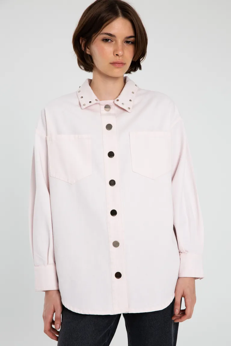 Camisa de corte oversize con hombros caídos y detalle de tachas metálicas en el cuello de Naíma en Camisas para argentina