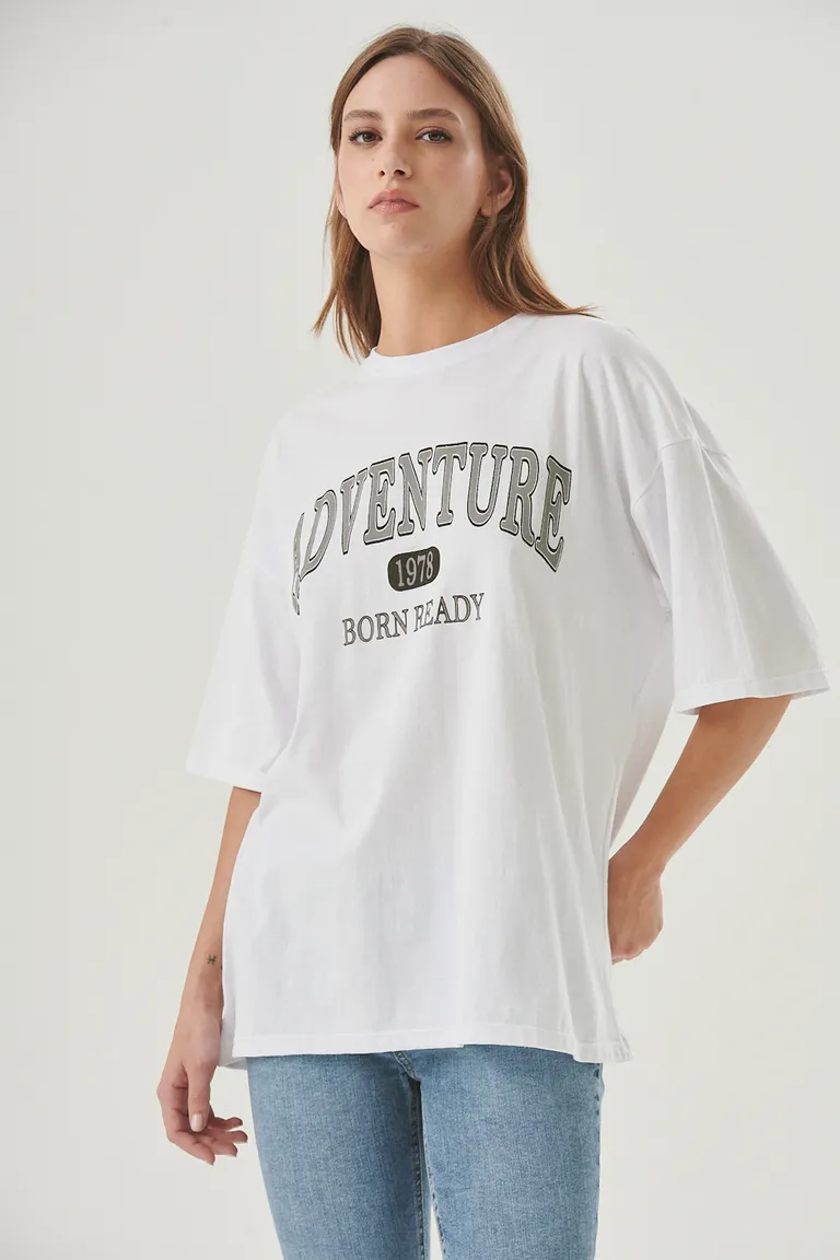 Remera blanca oversize con estampa gráfica de estilo universitario para un look casual y urbano de Sweet en Remeras para argentina