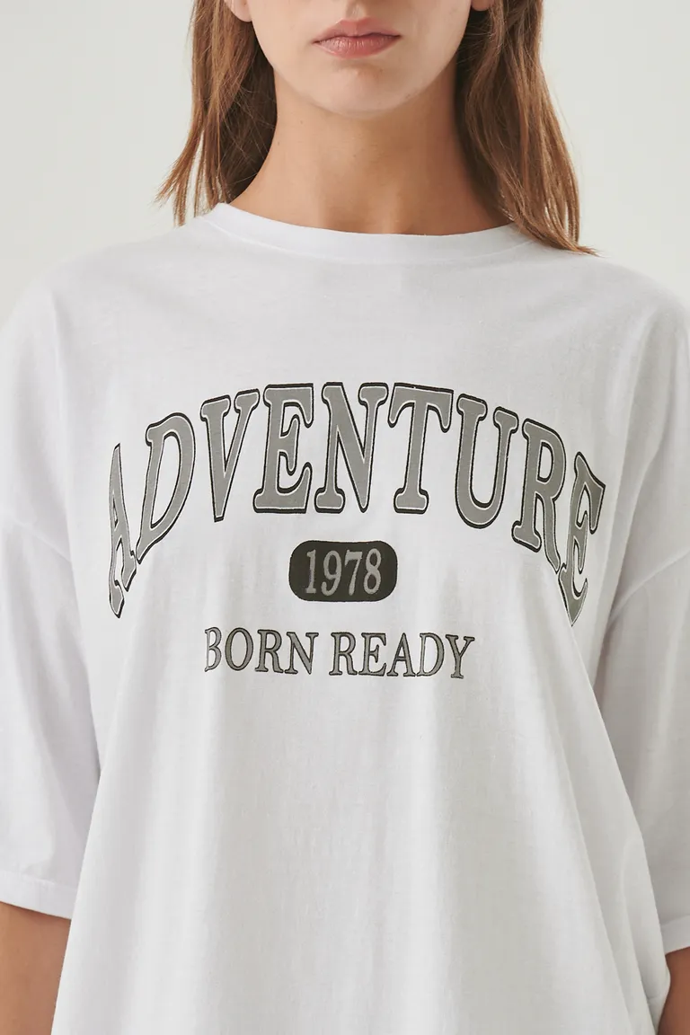 Remera blanca oversize con estampa gráfica de estilo universitario para un look casual y urbano de Sweet en Remeras para argentina