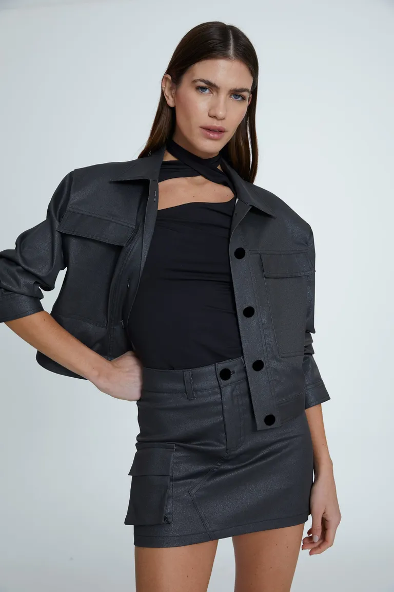 Chaqueta Izzy: Elegancia metálica y detalles vanguardistas para look impecable de Naíma en Chaquetas para argentina