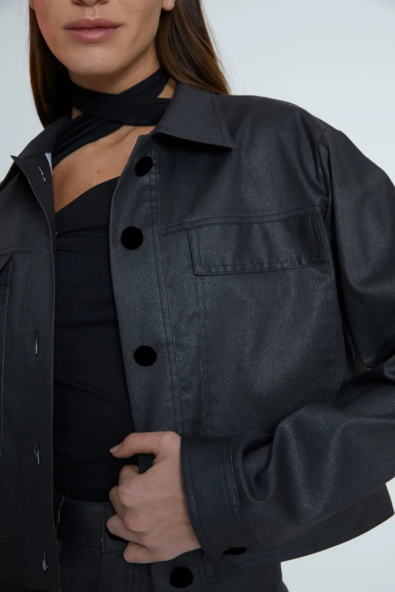 Chaqueta Izzy: Elegancia metálica y detalles vanguardistas para look impecable de Naíma en Chaquetas para argentina