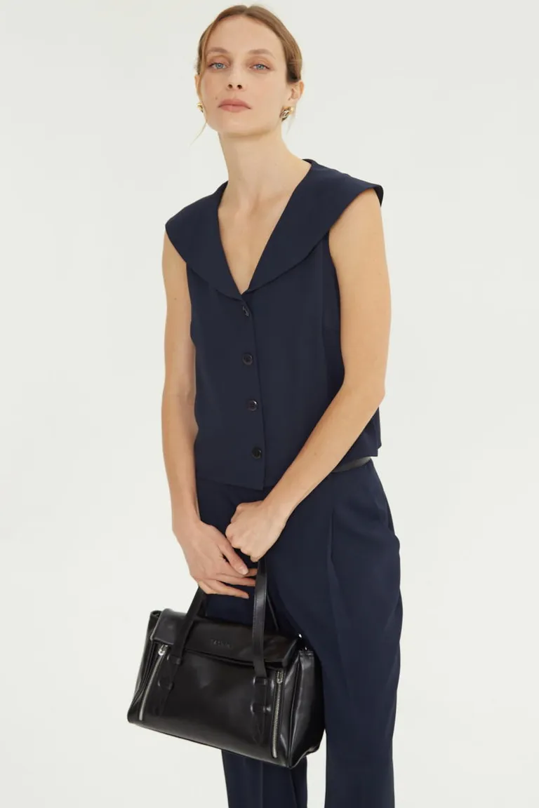 Top sastrero con cuello marinero y escote en V con botones frontales de Las Pepas en Chalecos para argentina