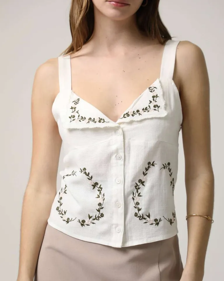 Musculosa de lino con bordados delicados, una prenda sofisticada y elegante para la mujer de Hesed en Tops para argentina