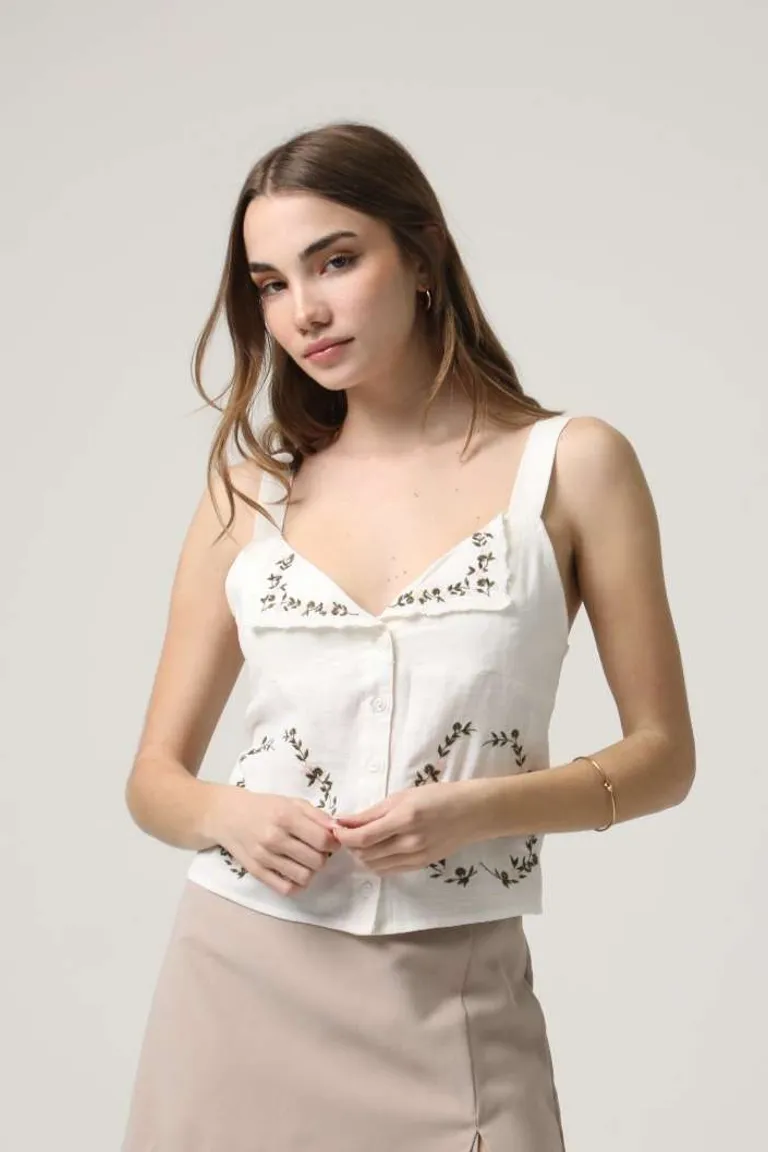 Musculosa de lino con bordados delicados, una prenda sofisticada y elegante para la mujer de Hesed en Tops para argentina