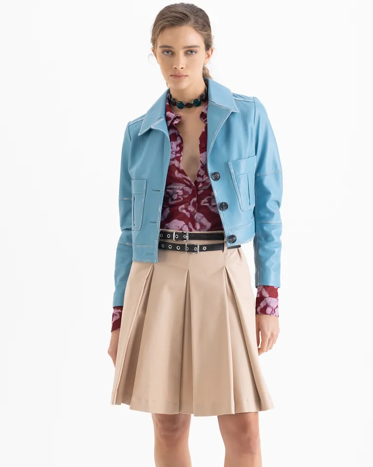 Chaqueta estructurada con solapas, bolsillos frontales y mangas de diseño curvo de Jazmin Chebar en Chaquetas para argentina