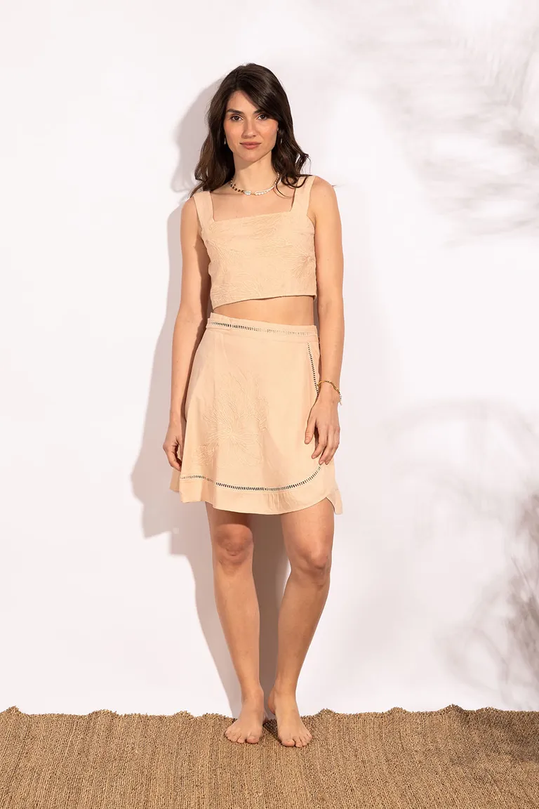 Top corto con escote cuadrado breteles anchos y diseño bordado floral con ajuste en espalda de Indiastyle en Tops para argentina