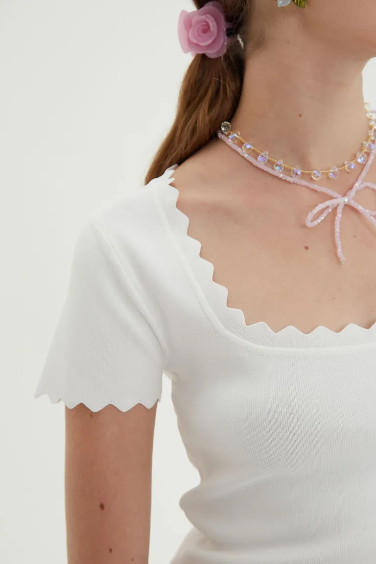 Remera tejida de calce recto con escote cuadrado y terminaciones con ondas de Las Pepas en Remeras para argentina