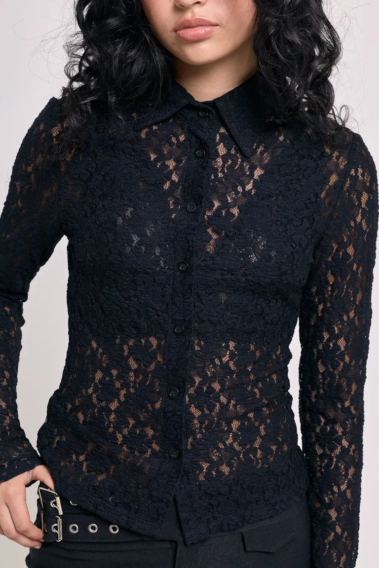 Camisa entallada de encaje con cuello clásico y cierre frontal de botones de 47 Street en Camisas para argentina