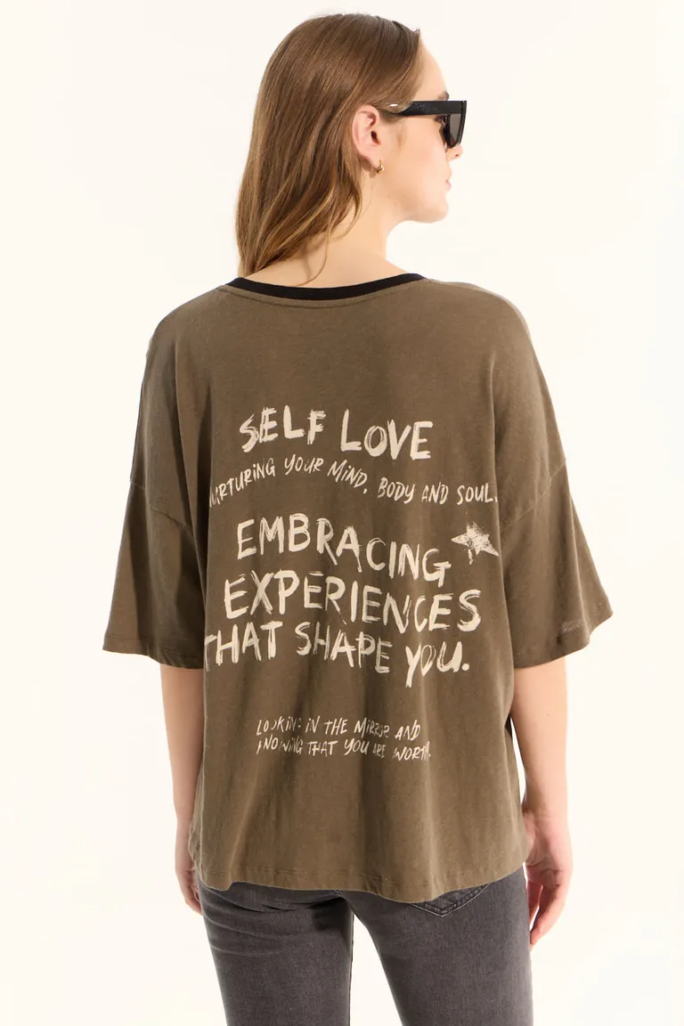 Remera de algodón premium con estampa llamativa y efecto lavado de Portsaid en Remeras para argentina