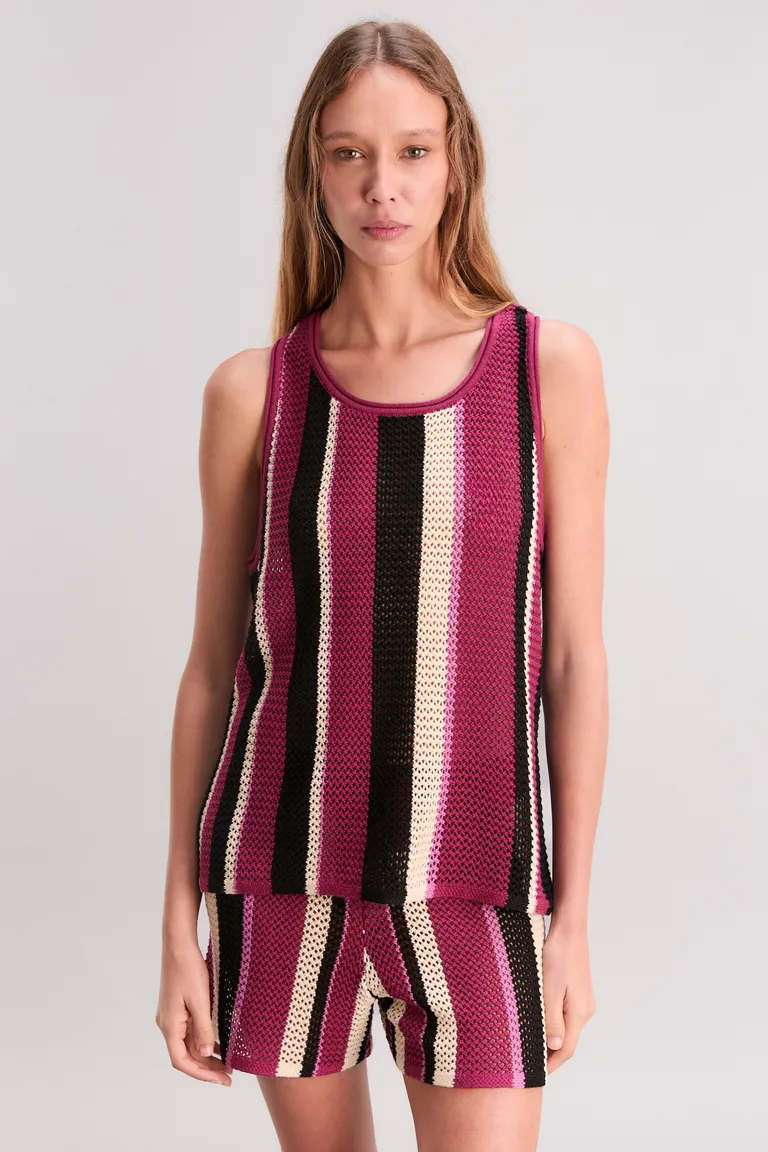 Conjunto de Musculosa y Shorts con Diseño de Rayas Verticales Rojas y Negras de Kosiuko en Swimwear y Beachwear para argentina