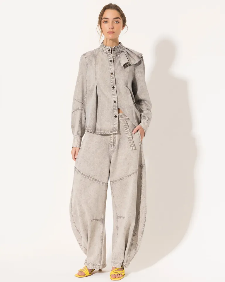 Pantalón atenas con corte diagonal y ajuste en la cintura para un look versátil y elegante de Jazmin Chebar en Pantalones para argentina