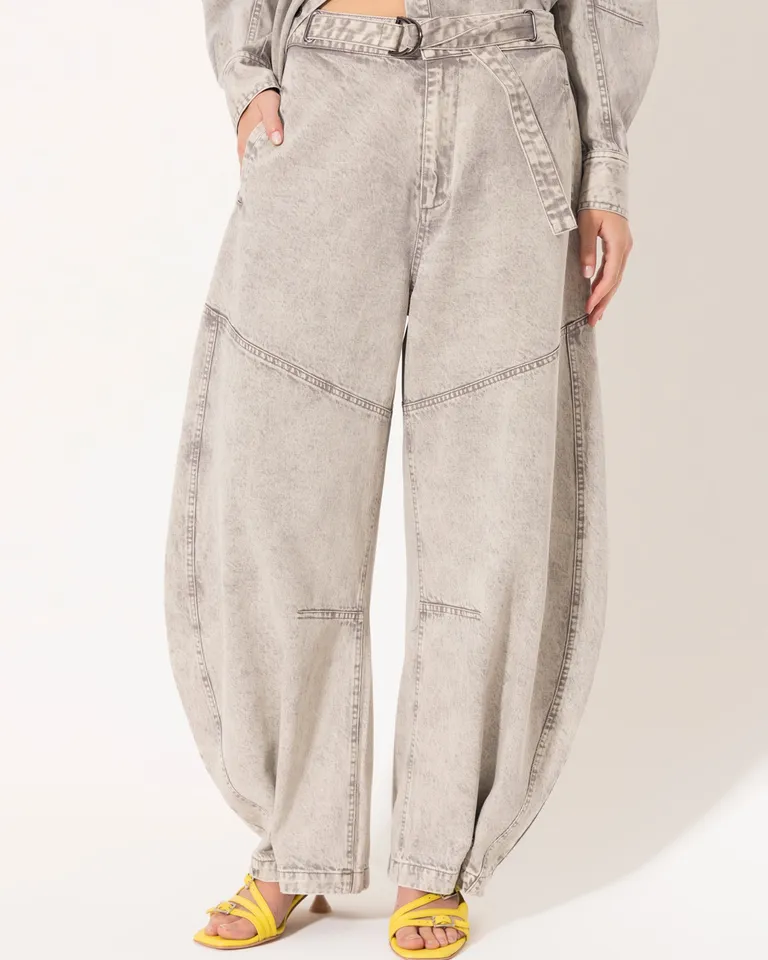 Pantalón atenas con corte diagonal y ajuste en la cintura para un look versátil y elegante de Jazmin Chebar en Pantalones para argentina