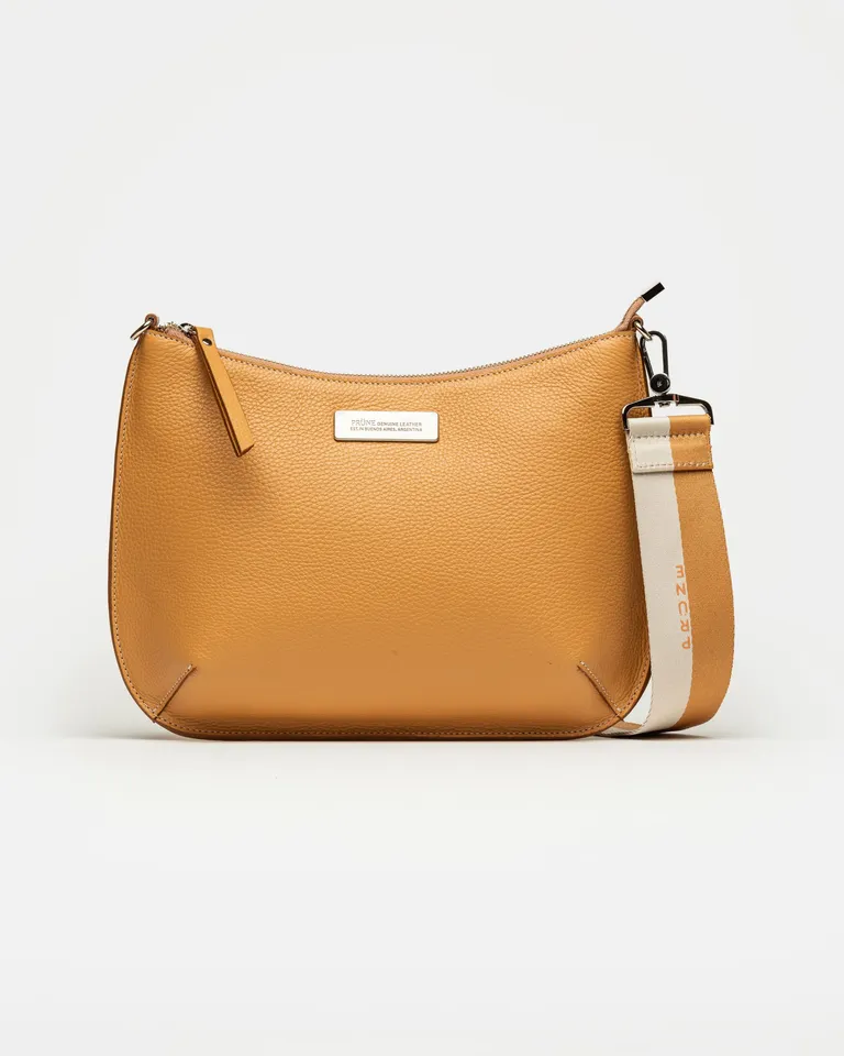 Bolso bandolera de cuero marrón con detalles metálicos, un clásico básico para el estilo urbano de Prüne en Bolsos y Carteras para argentina