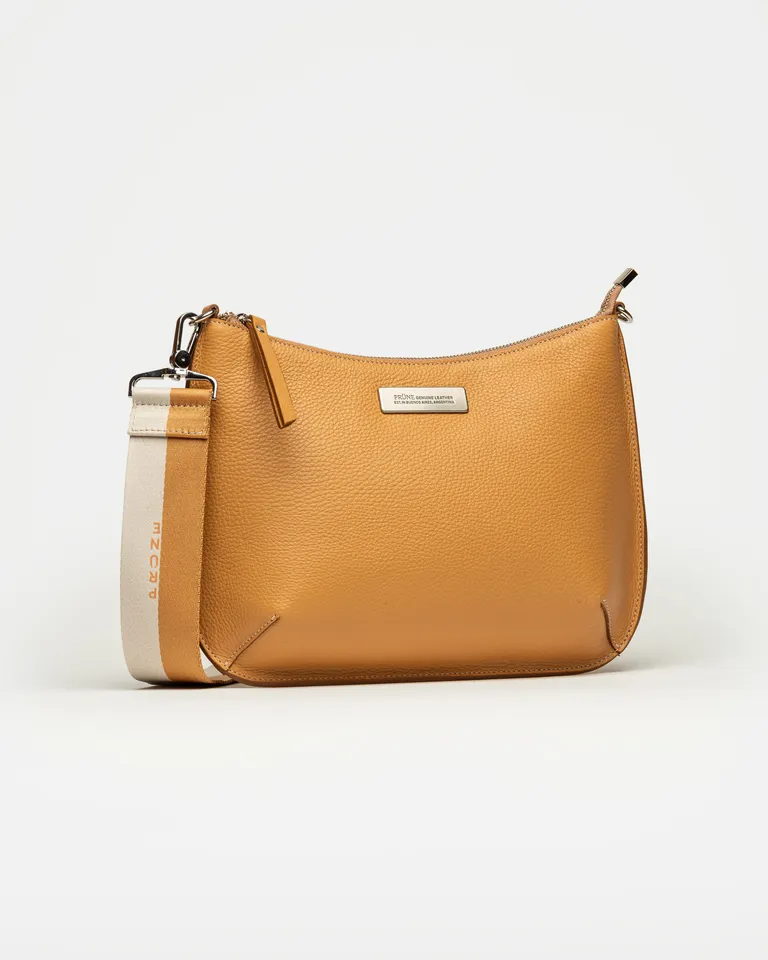 Bolso bandolera de cuero marrón con detalles metálicos, un clásico básico para el estilo urbano de Prüne en Bolsos y Carteras para argentina