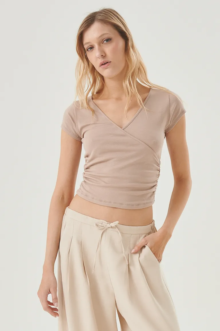 Remera femenina de diseño cruzado en el frente con frunces laterales para un ajuste favorecedor de Sweet en Remeras para argentina