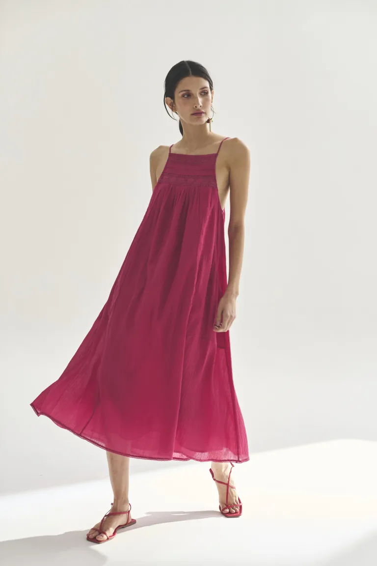 Vestido rojo de corte suelto y largo, diseño sofisticado y femenino de Akiabara en Vestidos para argentina