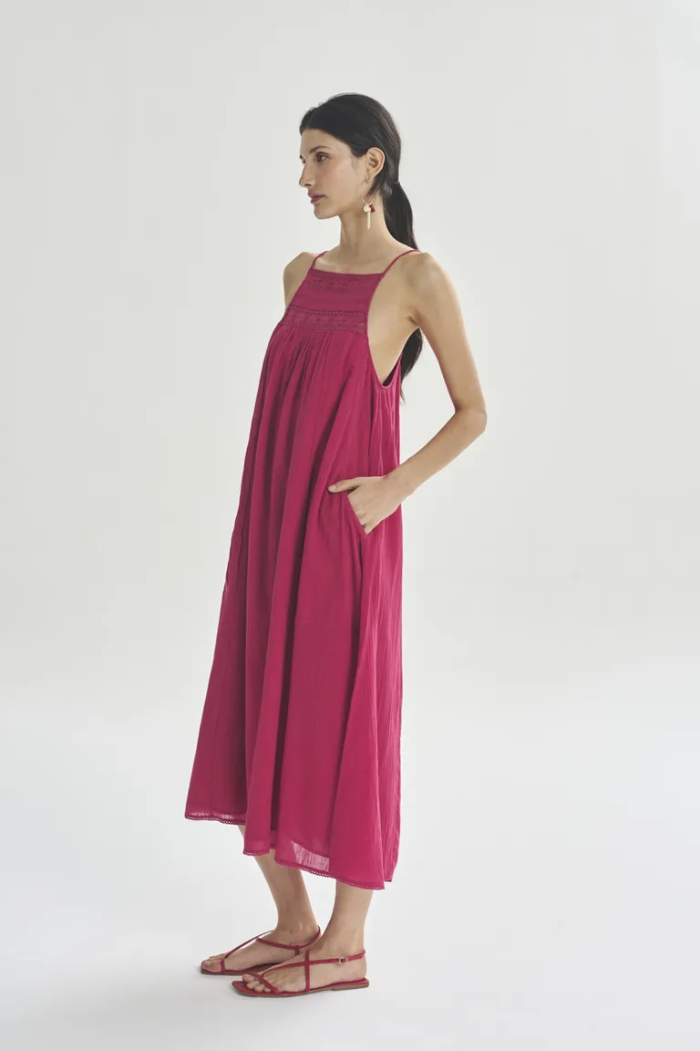 Vestido rojo de corte suelto y largo, diseño sofisticado y femenino de Akiabara en Vestidos para argentina