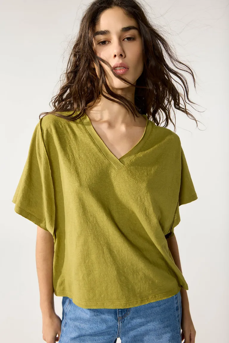 Remera holgada y de mangas amplias en un tono verde oliva para un estilo relajado y elegante de Cuesta Blanca en Remeras para argentina