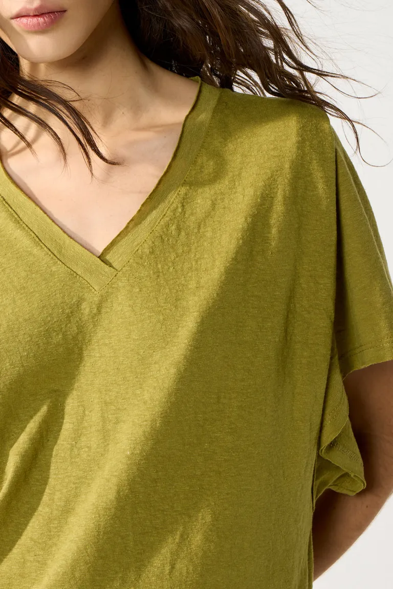 Remera holgada y de mangas amplias en un tono verde oliva para un estilo relajado y elegante de Cuesta Blanca en Remeras para argentina