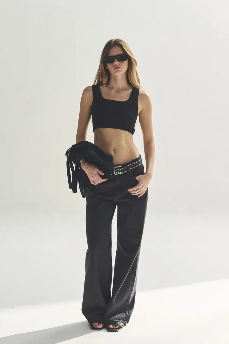 Top negro de corte sencillo y versátil para un estilo moderno y sofisticado de Akiabara en Tops para argentina