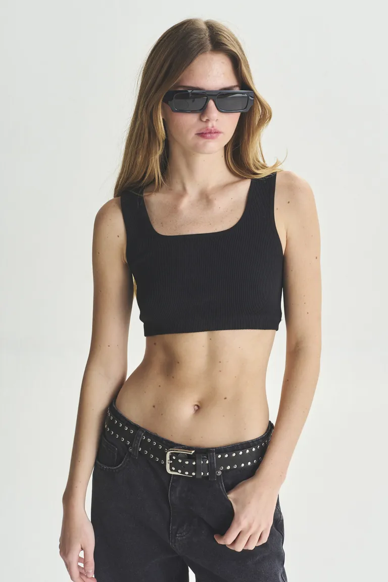 Top negro de corte sencillo y versátil para un estilo moderno y sofisticado de Akiabara en Tops para argentina