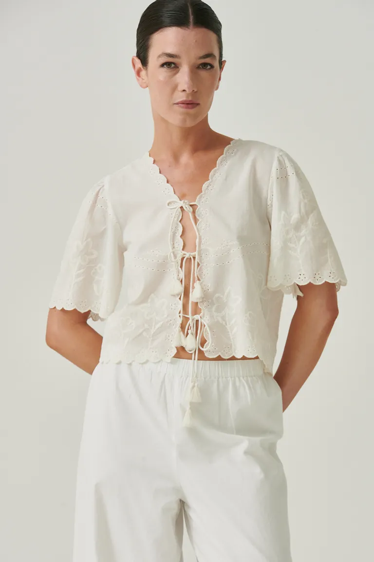 Blusa blanca de corte recto y mangas cortas con diseño delicado y elegante de Sweet en Blusas para argentina