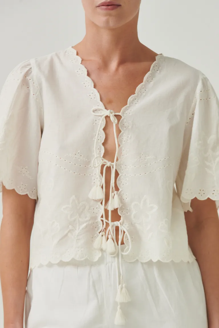 Blusa blanca de corte recto y mangas cortas con diseño delicado y elegante de Sweet en Blusas para argentina