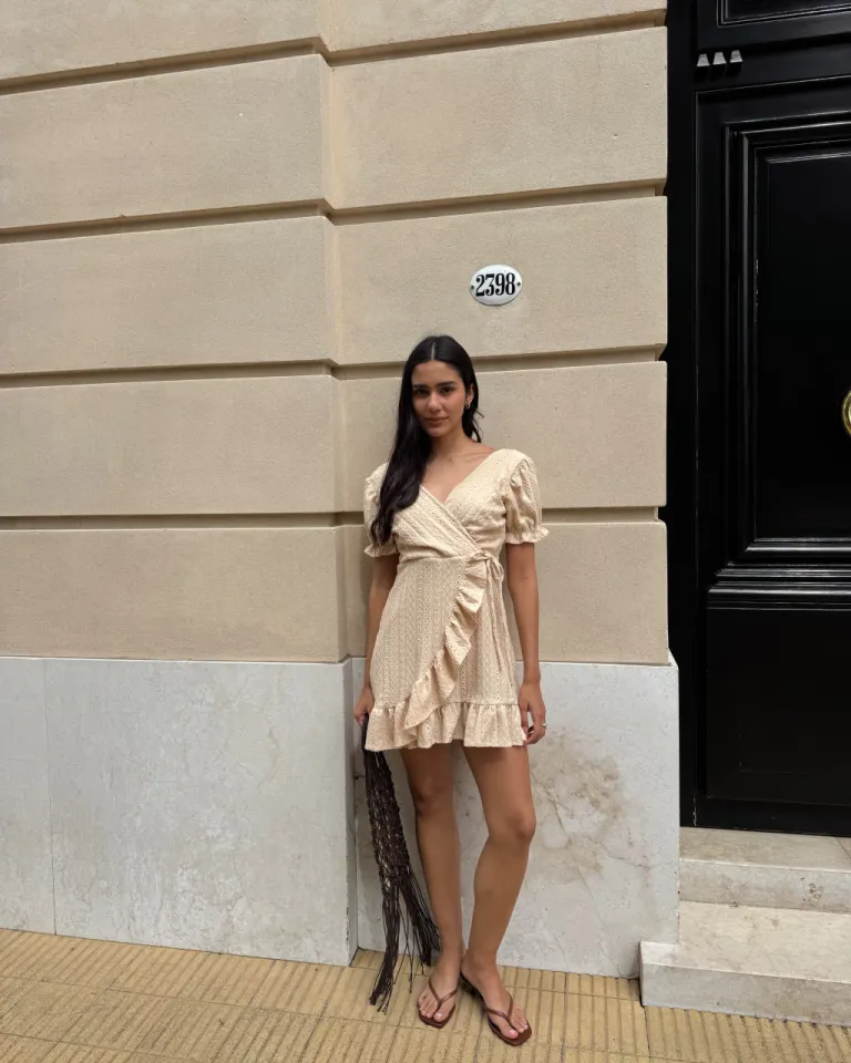 Vestido escote en V con manga princesa y volado con cruce en encaje elastizado de Audaz en Vestidos para argentina