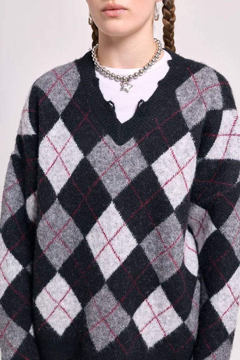 Sweater con diseño de rombos, escote en V, calce holgado y terminaciones desgastadas en puños y cintura de 47 Street en Buzos y Sweaters para argentina