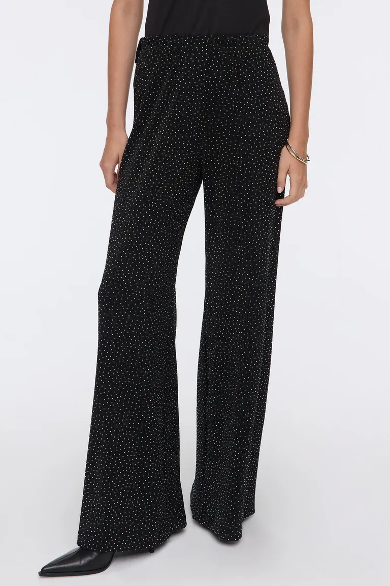 Pantalón tiro alto corte wide leg con cintura elastizada y detalle de hotfix en jacquard de Cuesta Blanca en Pantalones para argentina