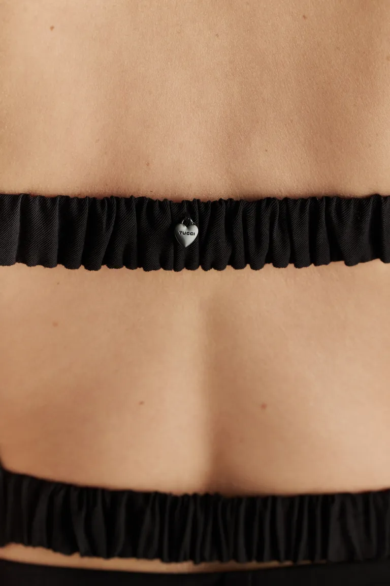 Top negro de sastrerÍa con lazo delantero y pasador exclusivo de Tucci en Tops para argentina