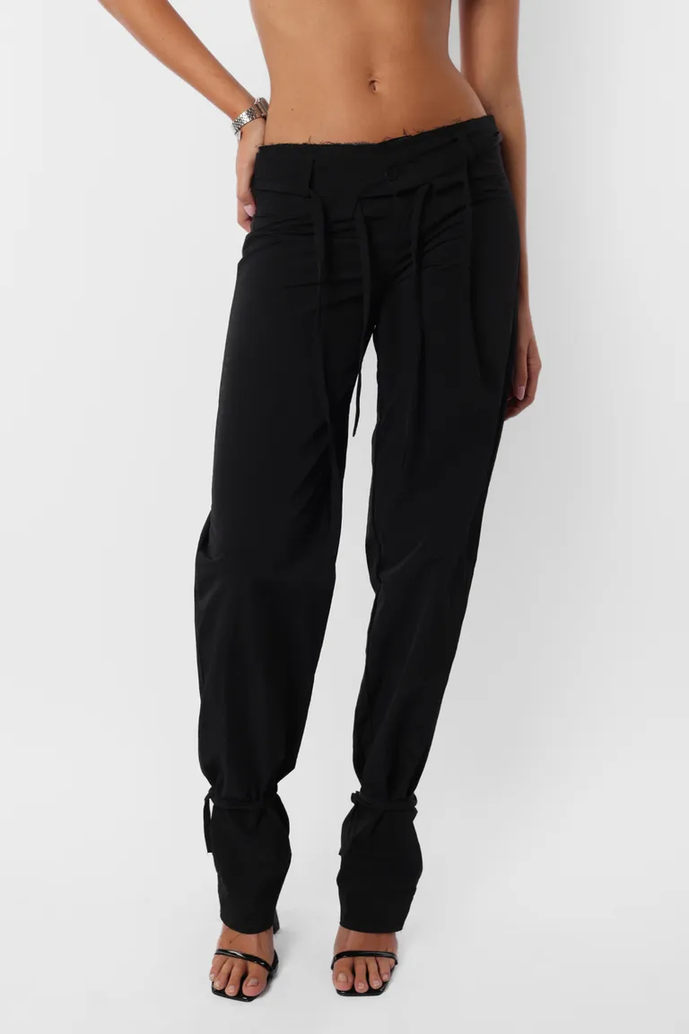 Pantalón recto de tiro medio con detalles de sastrería en color negro de Top White en Pantalones para argentina