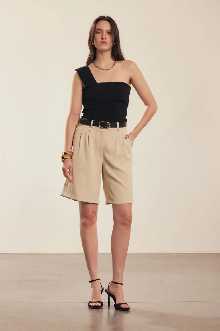 Bermuda de corte clásico en tono beige para un look elegante y versátil de Portsaid en Shorts para argentina