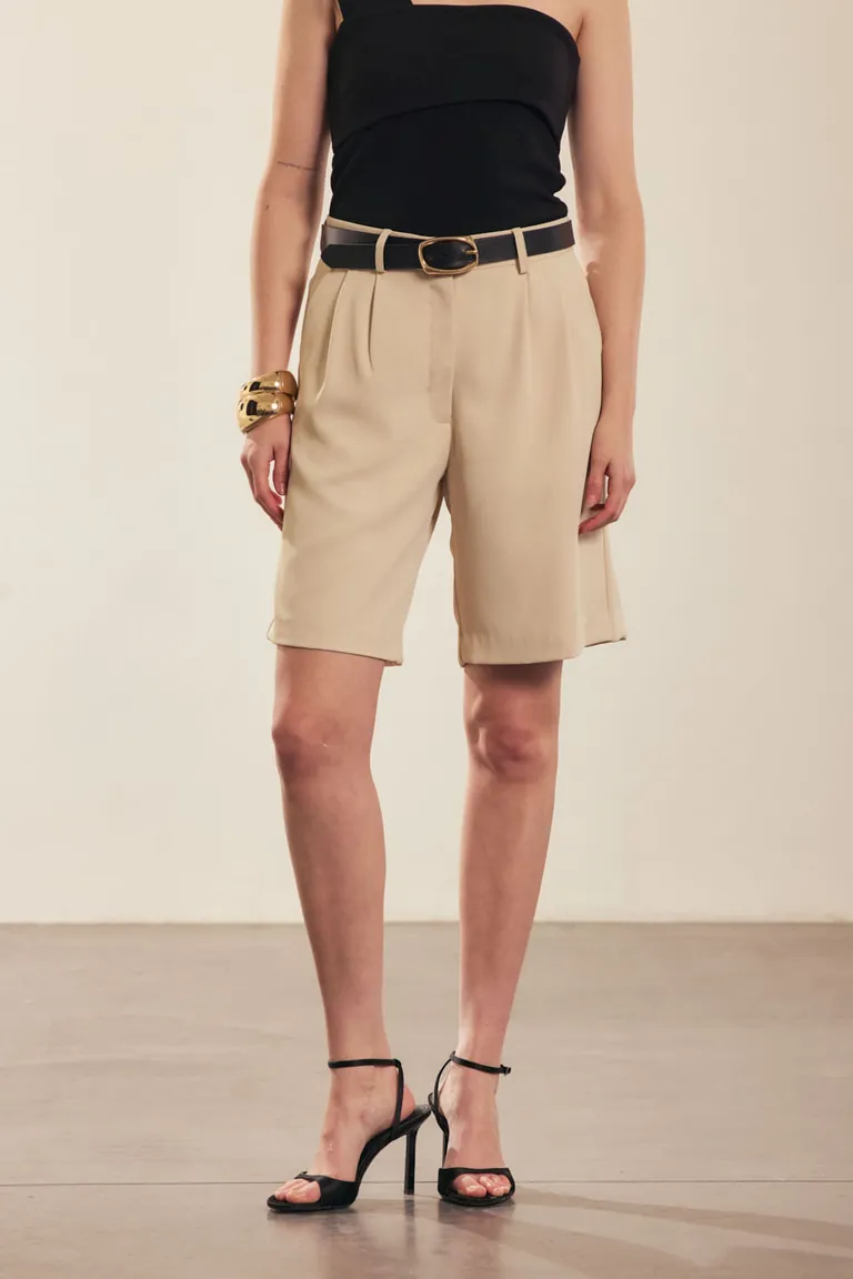 Bermuda de corte clásico en tono beige para un look elegante y versátil de Portsaid en Shorts para argentina