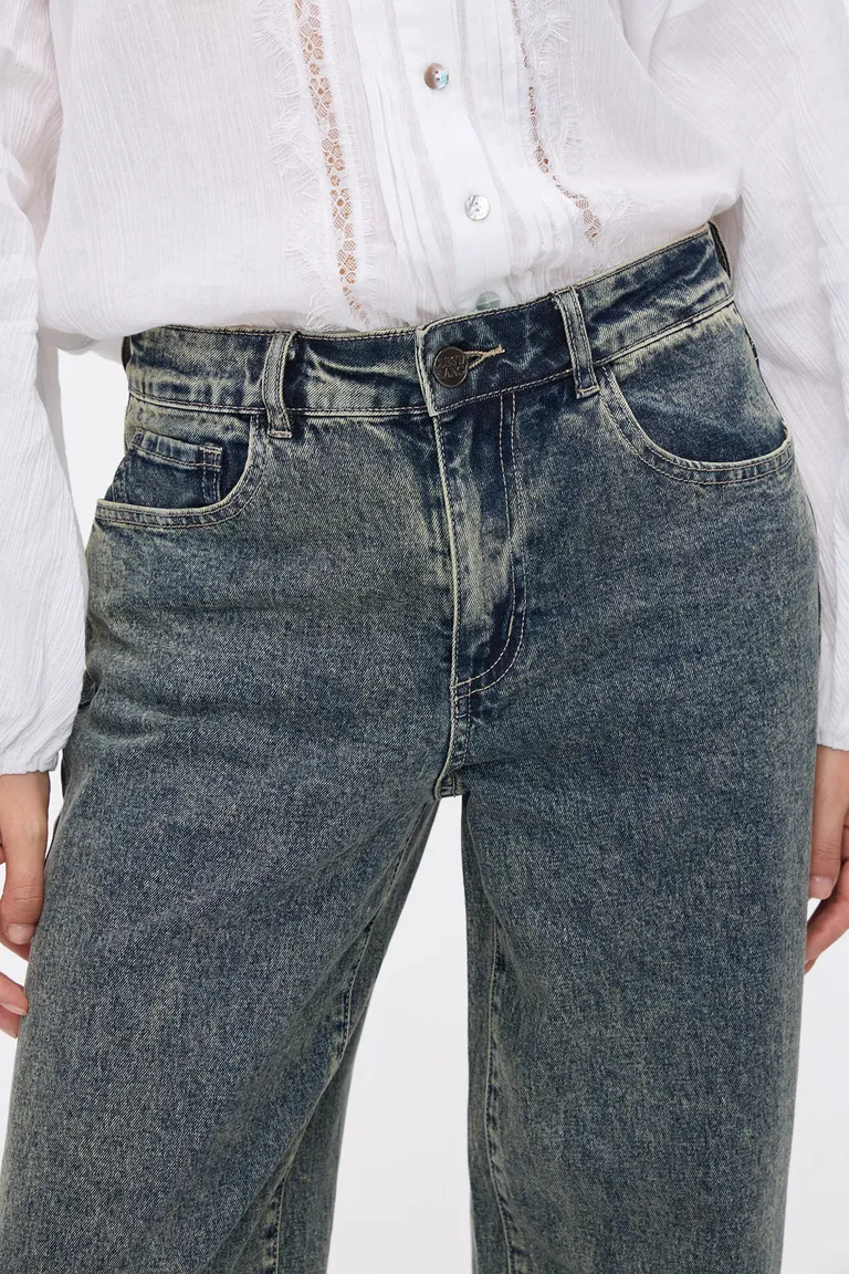 Pantalón de mujer tiro alto con corte recto y acabado de lavado vintage de Cuesta Blanca en Pantalones para argentina