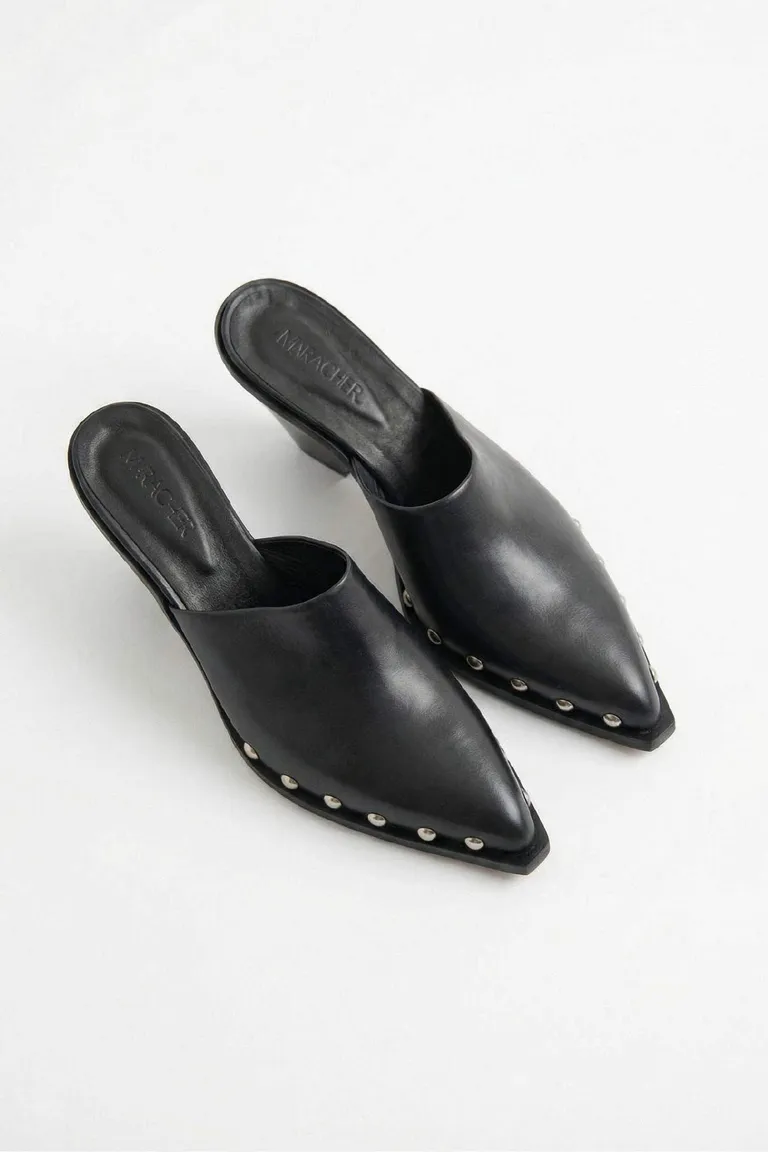 Zuecos cerrados con taco y detalle de tachas metálicas en contorno de Maria Cher en Zuecos Planos para argentina