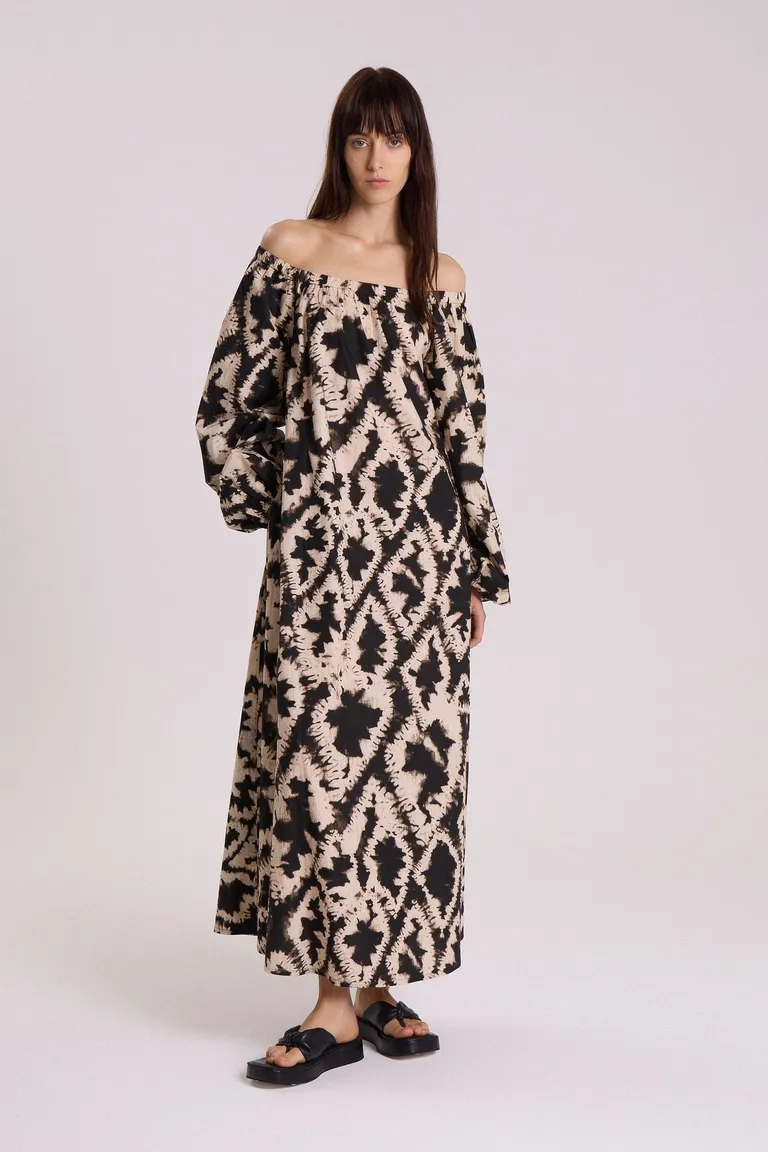 Vestido maxi estampado con hombros descubiertos y mangas largas voluminosas de Maria Cher en Vestidos para argentina
